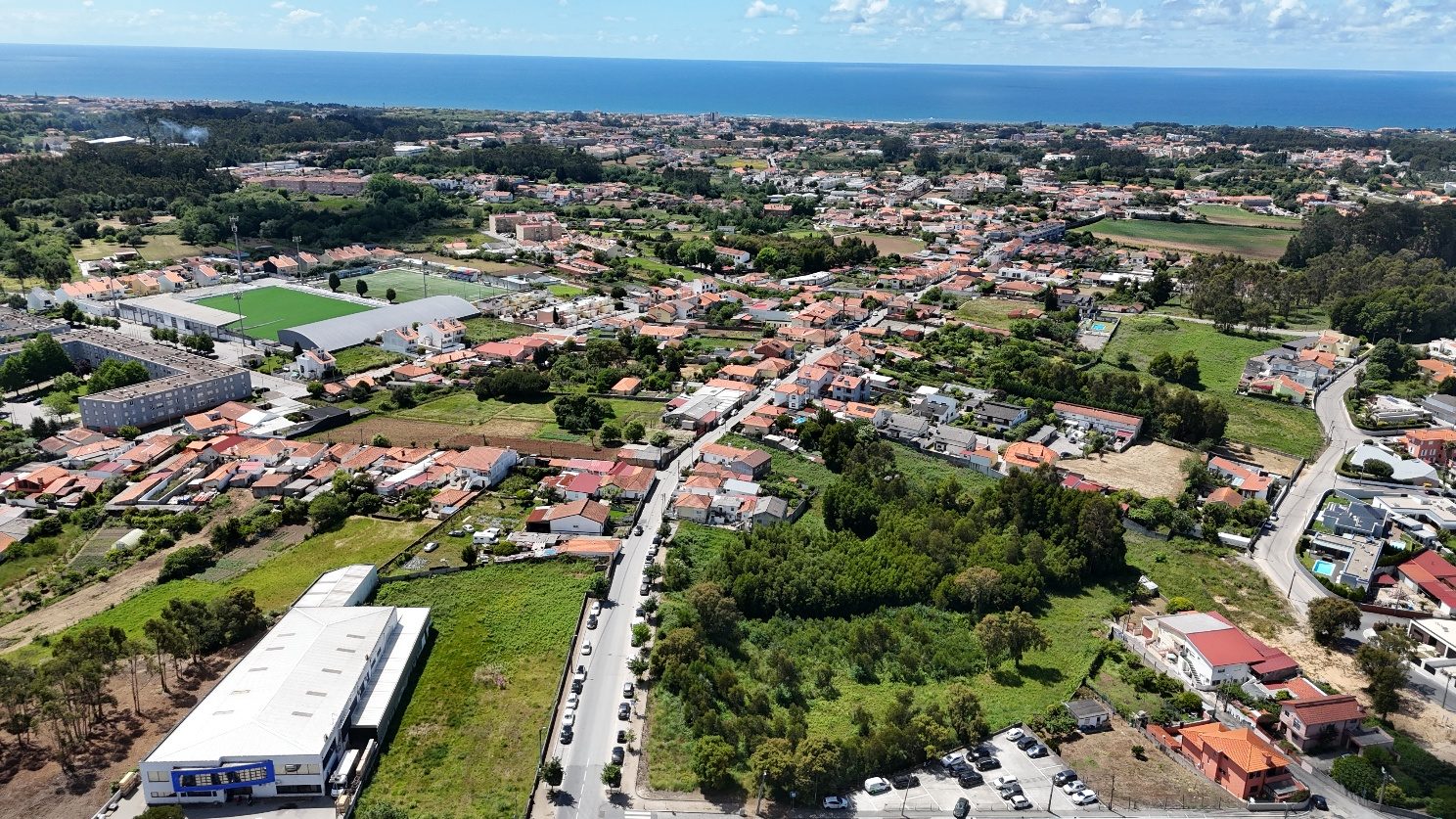 Vista aérea do terreno com o oceano